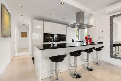 Middle Floor Apartment in Nueva Andalucía
