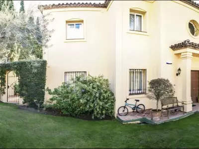 Detached Villa in Nueva Andalucía