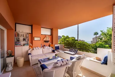 Middle Floor Apartment in Estepona