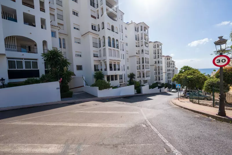Middle Floor Apartment in Estepona