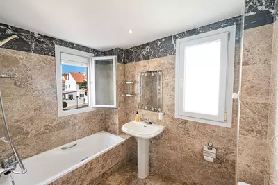 Middle Floor Apartment in Estepona