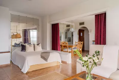 Middle Floor Apartment in Estepona