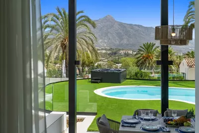 Detached Villa in Nueva Andalucía