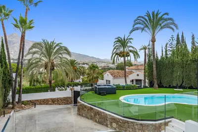 Detached Villa in Nueva Andalucía