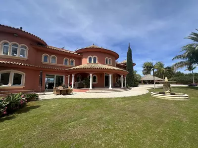 Detached Villa in El Paraiso