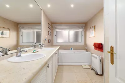 Middle Floor Apartment in Nueva Andalucía