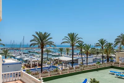 Middle Floor Apartment in Estepona