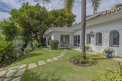 Detached Villa in El Paraiso