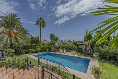 Detached Villa in El Paraiso