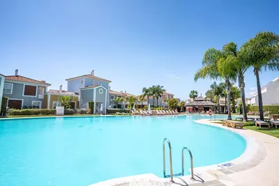 Middle Floor Apartment in Estepona