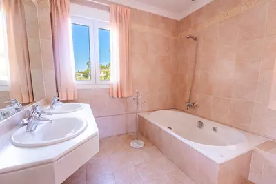 Detached Villa in El Paraiso