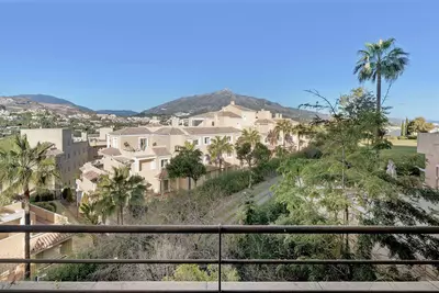 Middle Floor Apartment in Nueva Andalucía