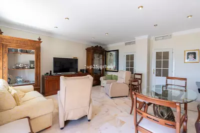 Middle Floor Apartment in Estepona