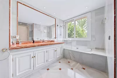 Middle Floor Apartment in Puerto Banús