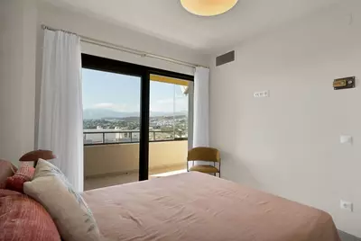 Middle Floor Apartment in Estepona