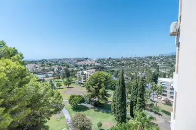 Middle Floor Apartment in Nueva Andalucía