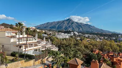 Middle Floor Apartment in Nueva Andalucía