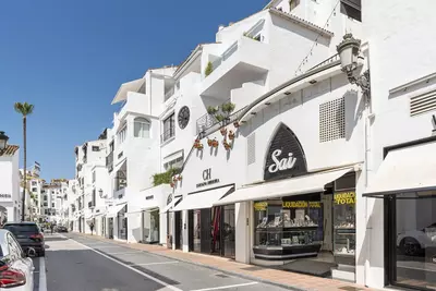 Middle Floor Apartment in Puerto Banús