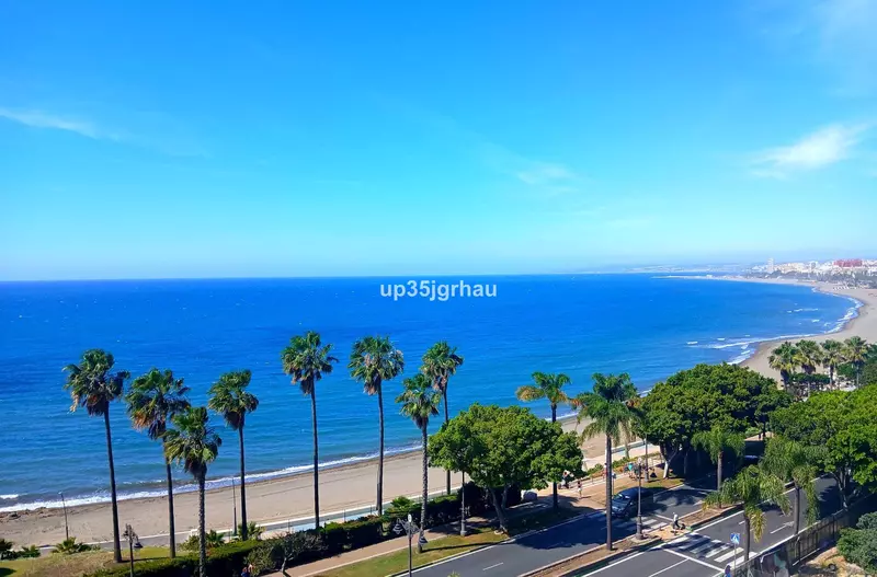 Middle Floor Apartment in Estepona