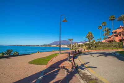 Middle Floor Apartment in Estepona