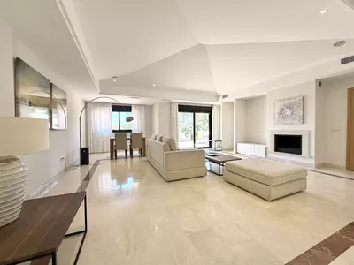 Top Floor Apartment in Puerto Banús