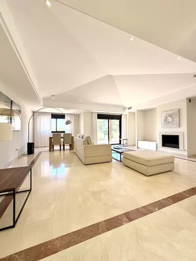 Top Floor Apartment in Puerto Banús
