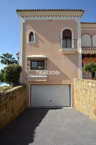 Detached Villa in Nueva Andalucía