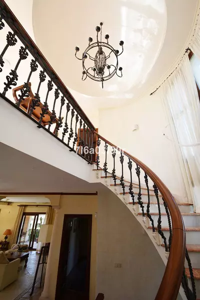 Detached Villa in Nueva Andalucía