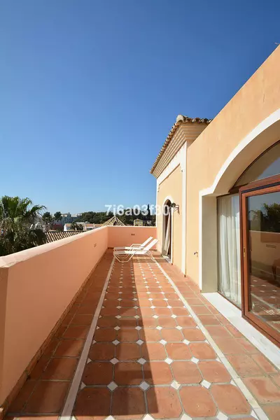 Detached Villa in Nueva Andalucía