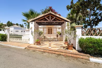 Detached Villa in El Paraiso