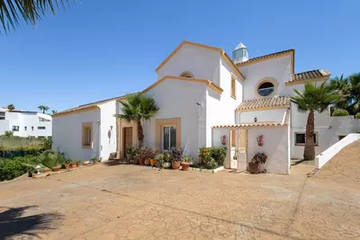 Detached Villa in El Paraiso