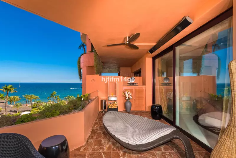 Middle Floor Apartment in Estepona