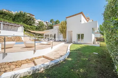 Detached Villa in Nueva Andalucía