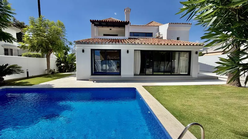 Detached Villa in Nueva Andalucía