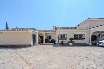 Detached Villa in El Paraiso