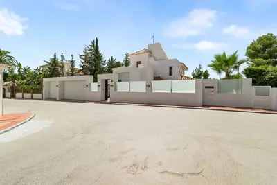 Detached Villa in Nueva Andalucía
