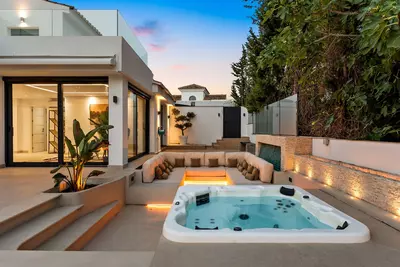 Detached Villa in Nueva Andalucía