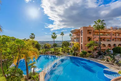 Middle Floor Apartment in Nueva Andalucía