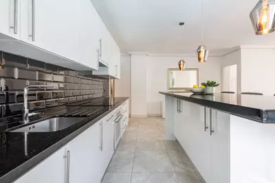 Middle Floor Apartment in Nueva Andalucía