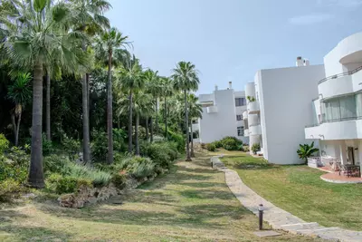 Middle Floor Apartment in Estepona
