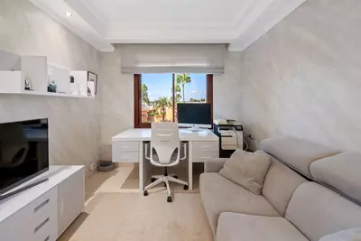 Middle Floor Apartment in Estepona