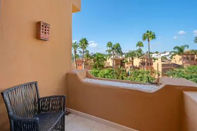 Middle Floor Apartment in Estepona