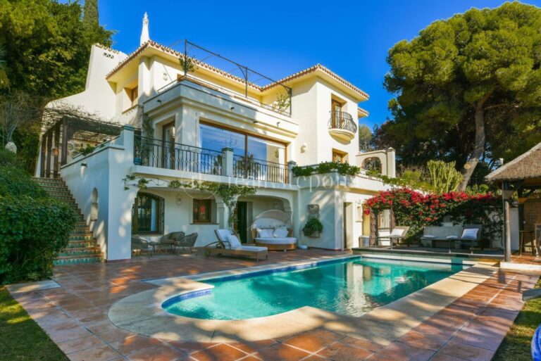 2427HFV | Villa in Marbella East – € 1,950,000 – 5 beds, 5 baths