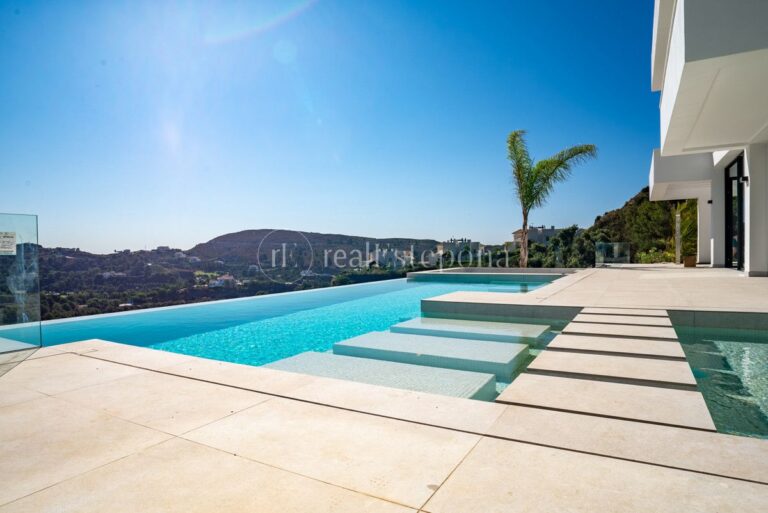 2500HFV | Villa in Benahavis – € 2,750,000 – 5 beds, 5 baths