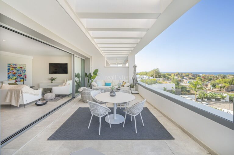 2013HFA | Penthouse in Marbella East – € 2,150,000 – 3 beds, 2 baths
