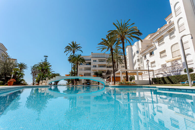 R4593550 | Middle Floor Apartment in Marbella – € 630,000 – 4 beds, 4 baths