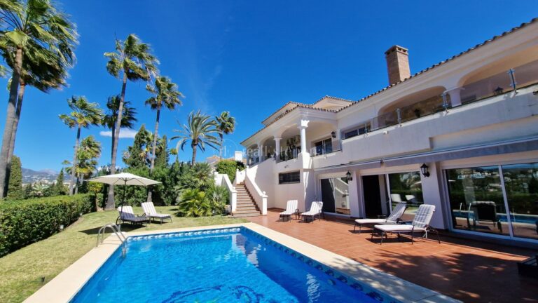 5202HFV | Villa in Estepona – € 1,950,000 – 4 beds, 6 baths
