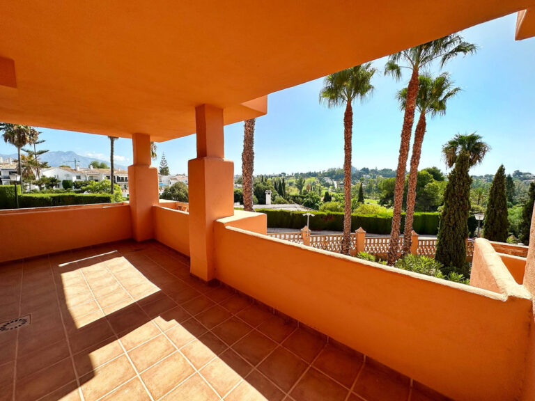 R4827697 | Middle Floor Apartment in El Paraiso – € 320,000 – 2 beds, 2 baths