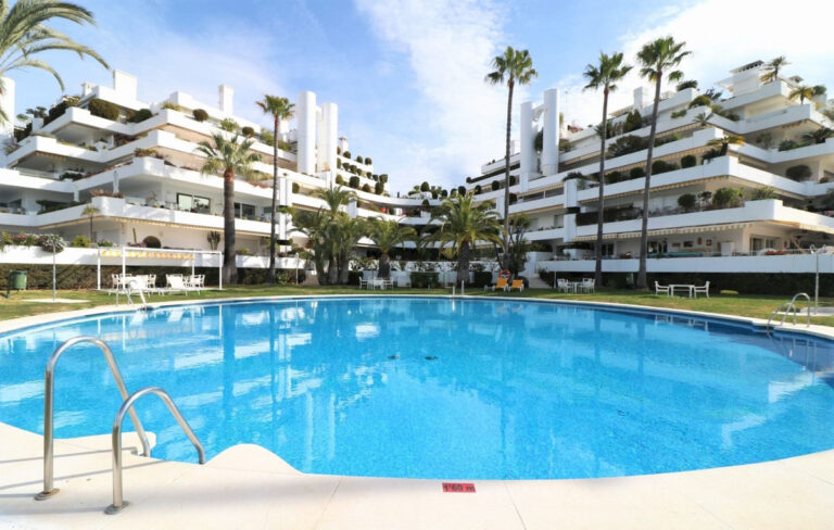 R4442830 | Middle Floor Apartment in Marbella – € 1,150,000 – 2 beds, 2 baths