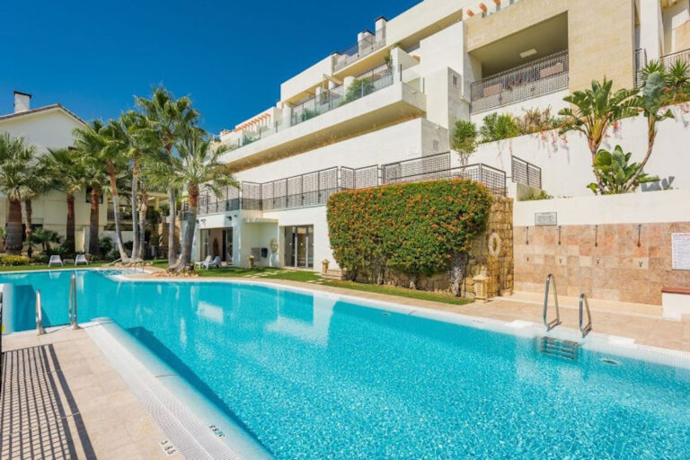 R4402969 | Penthouse in Marbella – € 1,260,000 – 3 beds, 3 baths